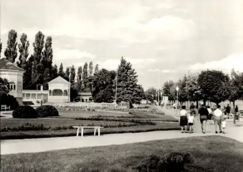 Ak Ostseebad Göhren auf Rügen, Strandpromenade, Passanten