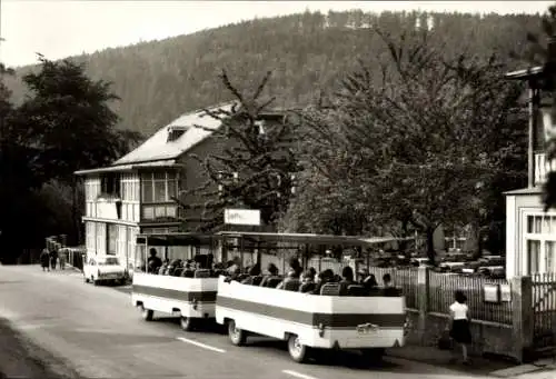 Ak Schwarzburg im Schwarzatal Thüringen, Blick auf fahrenden Schwarzatal Express, Häuser, Trabant