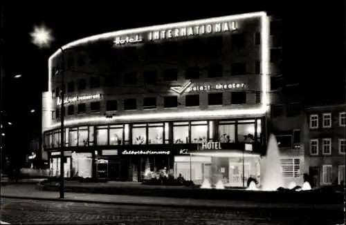 Ak Jena, Hotel International bei Nacht, Leuchtreklame