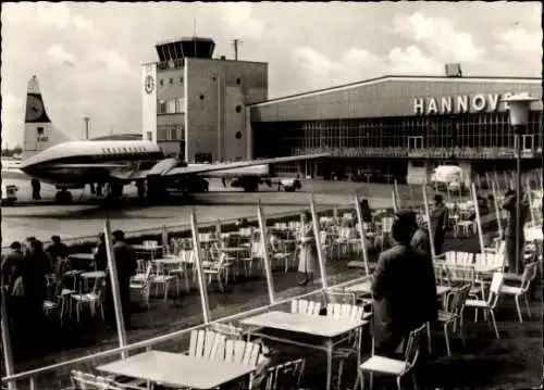 Ak Hannover in Niedersachsen, Flughafen, Terrasse, Passagierflugzeug Lufthansa