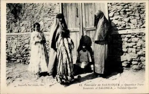 Ak Thessaloniki Saloniki Griechenland, türkisches Viertel, Frauen und Mädchen vor einem Tor