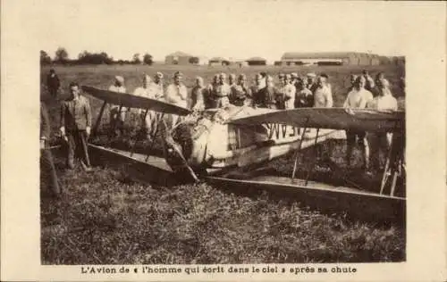 Ak-Flugzeug des Mannes, der nach seinem Sturz in den Himmel schreibt