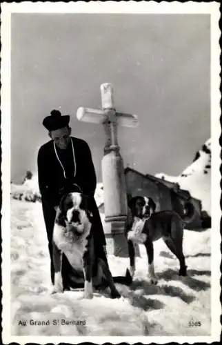 Ak St Bernard Sankt Bernhard Kanton Wallis, Pastor mit Bernhardiener am Kreuz, Winter