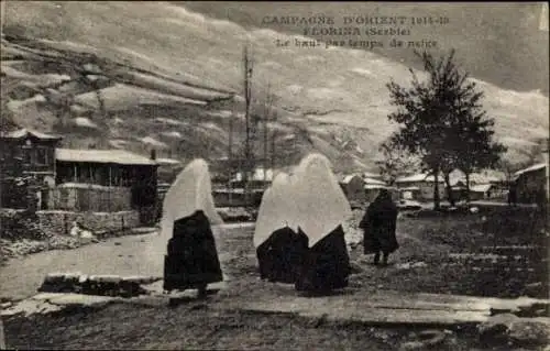 Ak Florina Griechenland, Le haut par temps de neige, Dorfansicht, Frauen in Volkstrachten