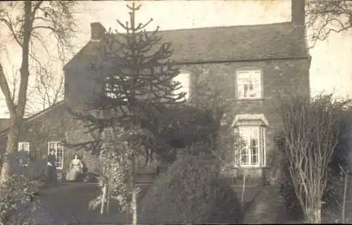 Foto Ak Großbritannien, Villa, Frauen, Garten