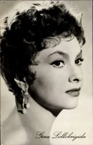 Ak Schauspielerin Gina Lollobrigida, Portrait, Ohrringe, Film Untreue