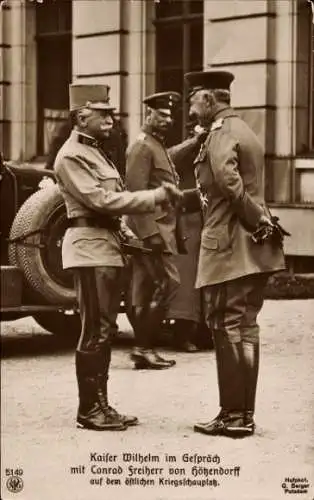 Ak Kaiser Wilhelm II. im Gespräch mit Conrad Freiherr von Hötzendorff, östlicher Kriegsschauplatz