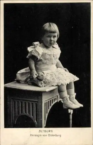 Ak Altburg Herzogin von Oldenburg, Kinderportrait mit Stoffkatze