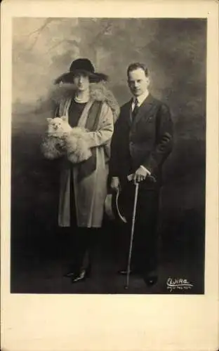 Foto Ak Prinz Konrad von Bayern, Bona Margherita von Savoyen-Genua, Standportrait, Hund