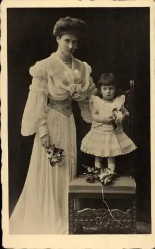 Foto Ak Prinzessin Mathilde von Sachsen Coburg Gotha, Prinzessin von Bayern, Portrait mit Kind