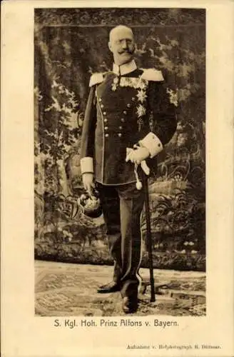 Ak Prinz Alfons von Bayern, Standportrait in Uniform, Orden