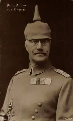 Ak Prinz Alfons von Bayern, Portrait in Uniform, Pickelhaube, Orden