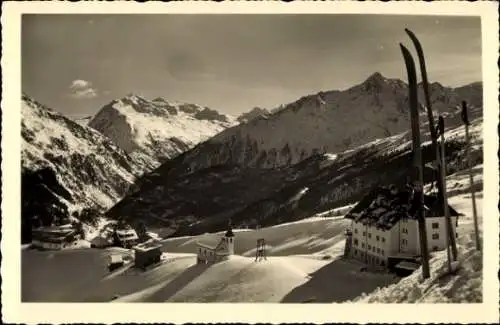 Ak Hochsölden Sölden in Tirol, Gesamtansicht, Kirche, Winter, Skier