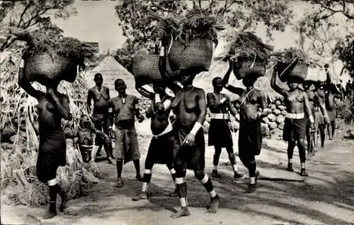 Ak Black Africa, Rückkehr von den Feldern nach der Ernte
