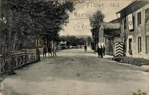 Ak Vieux lès Asfeld Ardennes, Teilansicht, Straße