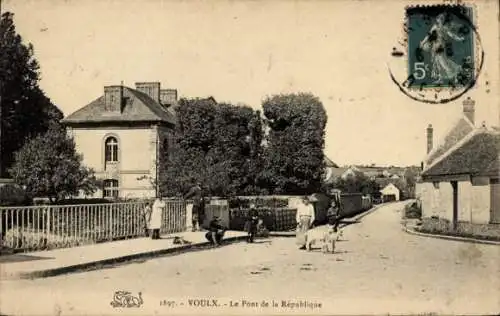 Ak Voulx Seine et Marne, Le Pont de la Republique