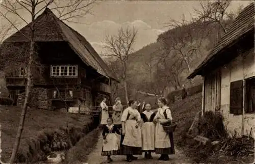 Ak Wolfach im Schwarzwald, Bauernhaus, Menschen in Tracht