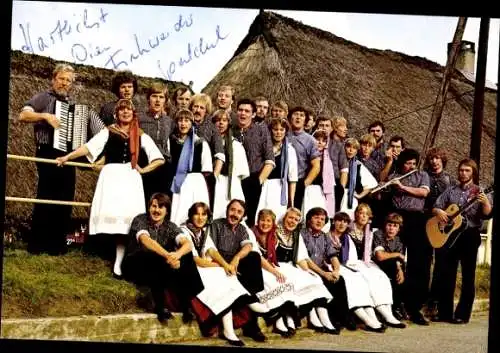 Ak Musikgruppe Finkwarder Speeldeel e.V., Portrait vor Reetdachhaus, Autogramm