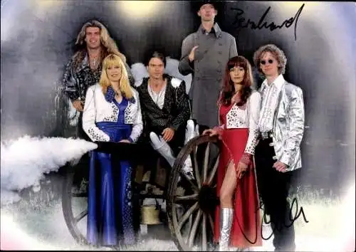 Ak Musikgruppe Abba 99, Portrait in Kostümen, Autogramme