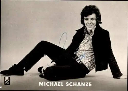 Ak Schauspieler und Sänger Michael Schanze, Portrait sitzend, Autogramm