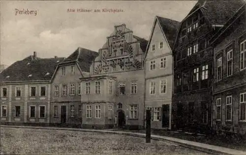 Ak Perleberg in der Prignitz, Alte Häuser, Kirchplatz