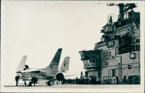 Ak Französisches Militärflugzeug, Vought F8 Crusader auf einem Flugzeugträger