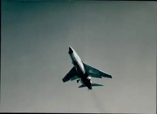 Foto Militärflugzeug Vought F8 Crusader in der Luft