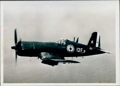 Foto Französisches Militärflugzeug Vought F4U Corsair in der Luft