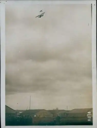 Foto Flugzeug in der Luft, Sturzflug, 1913