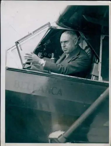 Foto Mann im Cockpit von einem Bellanca Flugzeug