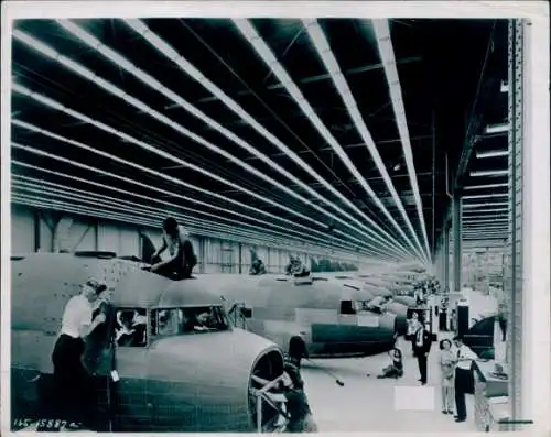 Foto Flugzeuge im Bau in einer Halle, Montagehalle Convair B 36