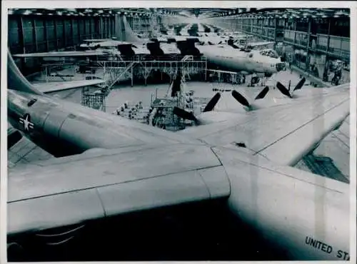 Foto US Amerikanisches Militärflugzeug, Montagehalle, Convair B 36