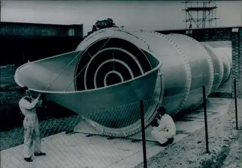 Foto Teil eines Vickers Flugzeuges, 1954