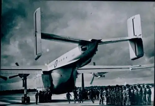 Foto Britisches Militärflugzeug, Truppentransporter Blackburn Beverley, 1956