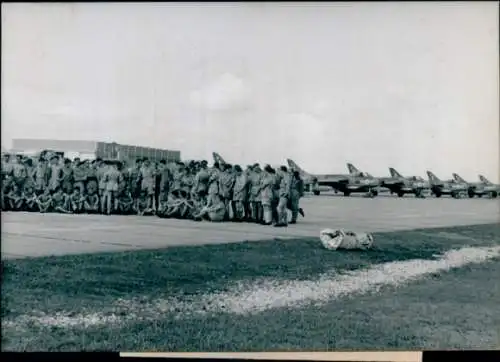 Foto RAF Stützpunkt in Singapur, britische Militärflugzeuge, 1962