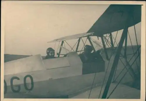 Foto Mann und Frau in einem Flugzeug, Doppeldecker