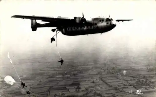 Foto Ak Transportflugzeug, Militärflugzeug, Fallschirmjäger beim Absprung