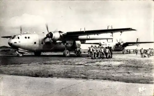 Foto Ak Französisches Militär-Transportflugzeug Nord Noratlas auf dem Flugfeld, Fallschirmspringer