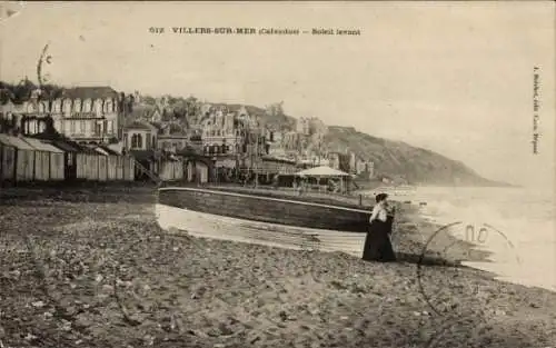 Ak Villers sur Mer Calvados, Strand, Boot, Soleil levant