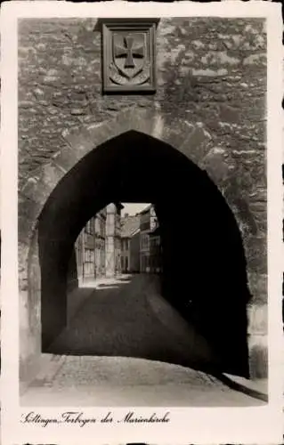 Ak Göttingen in Niedersachsen, Torbogen der Marienkirche