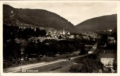 Ak Bad Liebenzell im Schwarzwald, Gesamtansicht, Bahnschienen