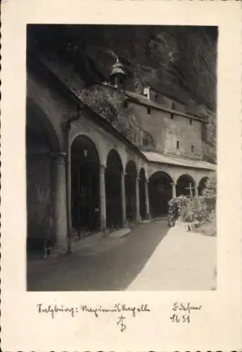 Ak Salzburg in Österreich, Blick zur Katakombenkapelle in der Felswand des Petersfriedhof