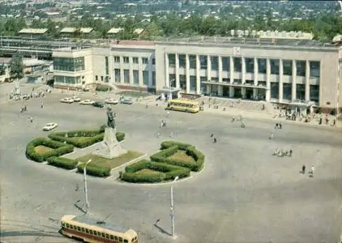 Ak Chabarowsk Russland, Bahnhofsplatz, Denkmal