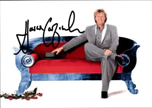 Ak Sänger Howard Carpendale, Portrait, Sofa, Hut, Rosen, Autogramm