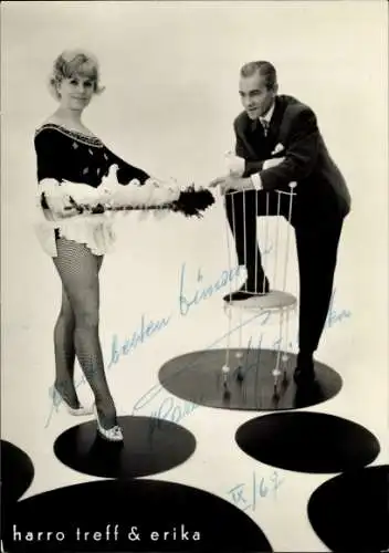 Ak Schauspieler Harro & Erika Treff, Portrait mit Tauben, Autogramm