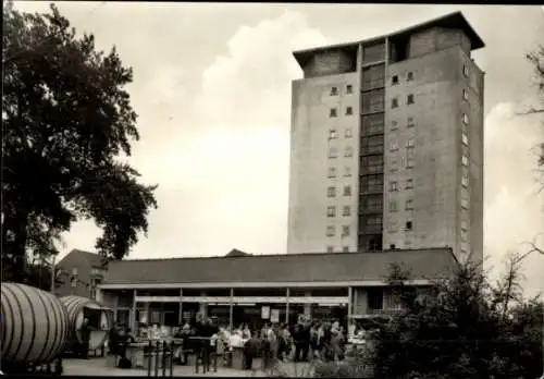 Ak Borna in Sachsen, Kaufhalle am Hochhaus