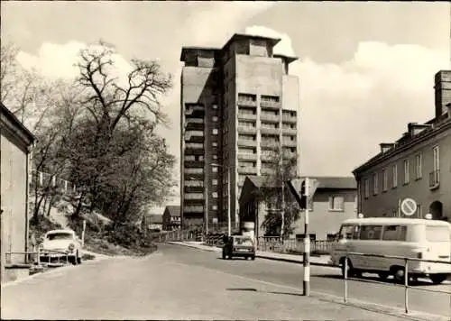 Ak Borna in Sachsen, Straßenpartie mit Hochhaus, Bus