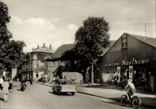 Ak Böhlen im Kreis Leipzig, Bahnhofstraße, Trabant, Konsum Kaufhaus, Radfahrer