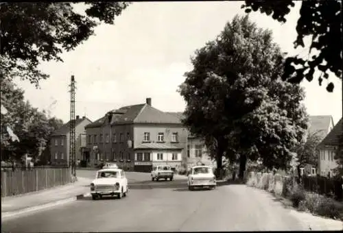 Ak Neukirchen Wyhra Borna in Sachsen, Straßenpartie, Trabant, Gaststätte