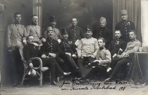 Foto Ak Karlovy Vary Karlsbad Stadt, Soldaten in Uniformen, Gruppenbild 1911